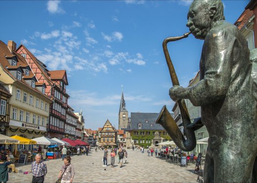 Quedlinburger_Markt_mit_Muenzenberg_Musikant_Foto Juergen_Meusel Vakwerkhuizen stadje Quedlinburg in de Harz