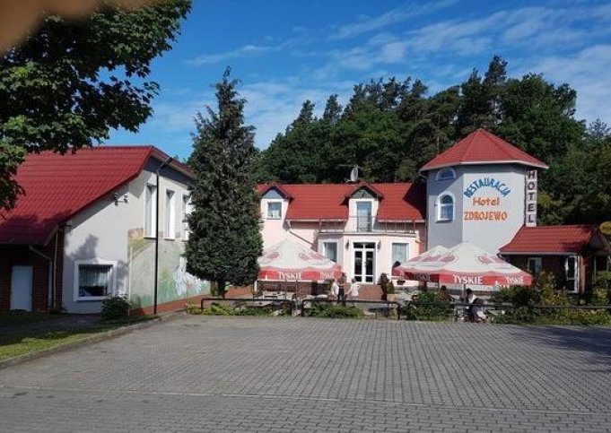 Hotel Zdrojweo ligt in een bosrijk natuurgebied aan een doorgaande weg, op ca. 2 km afstand vanaf het dorp Nowe. Nowe ligt aan de Wisla, de langste rivier van het land. 